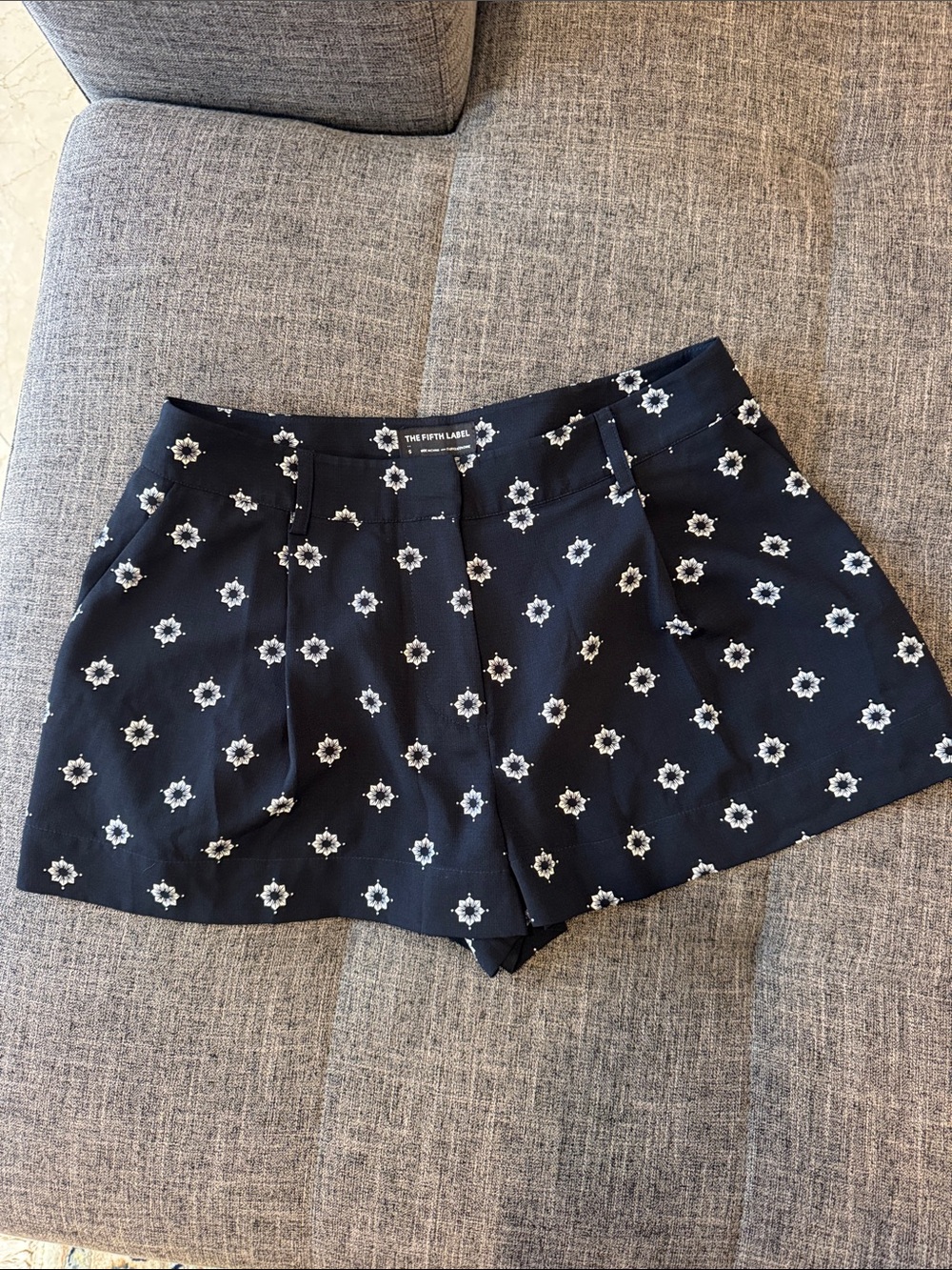 The Fifth Label Black Floral-Print Pleat Front Shorts- Small